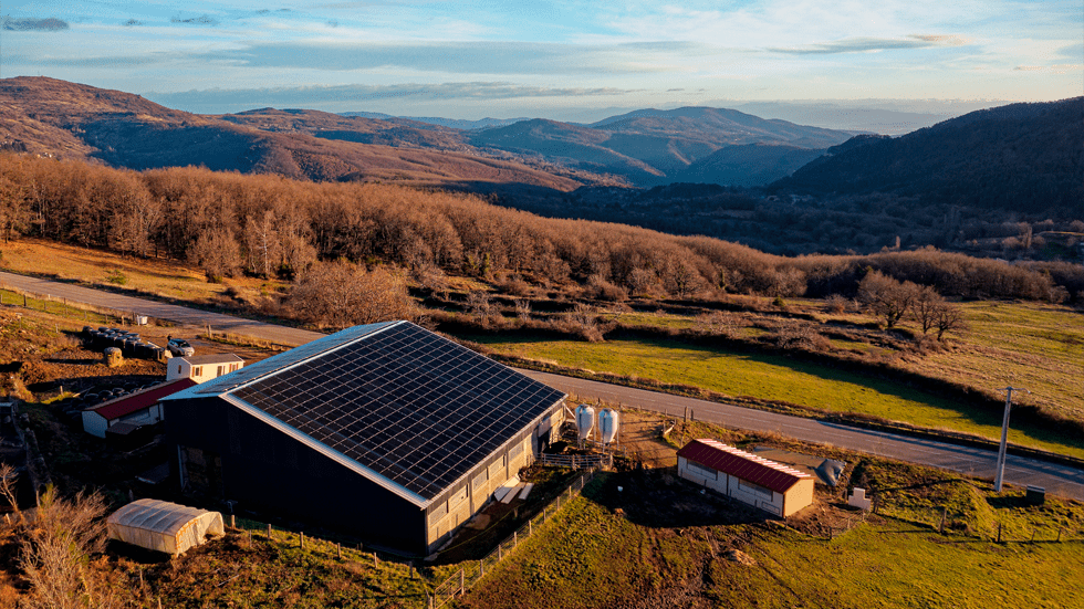 Hangar agricole de 600m² avec bardage et panneaux photovoltaïques près de Privas (07)